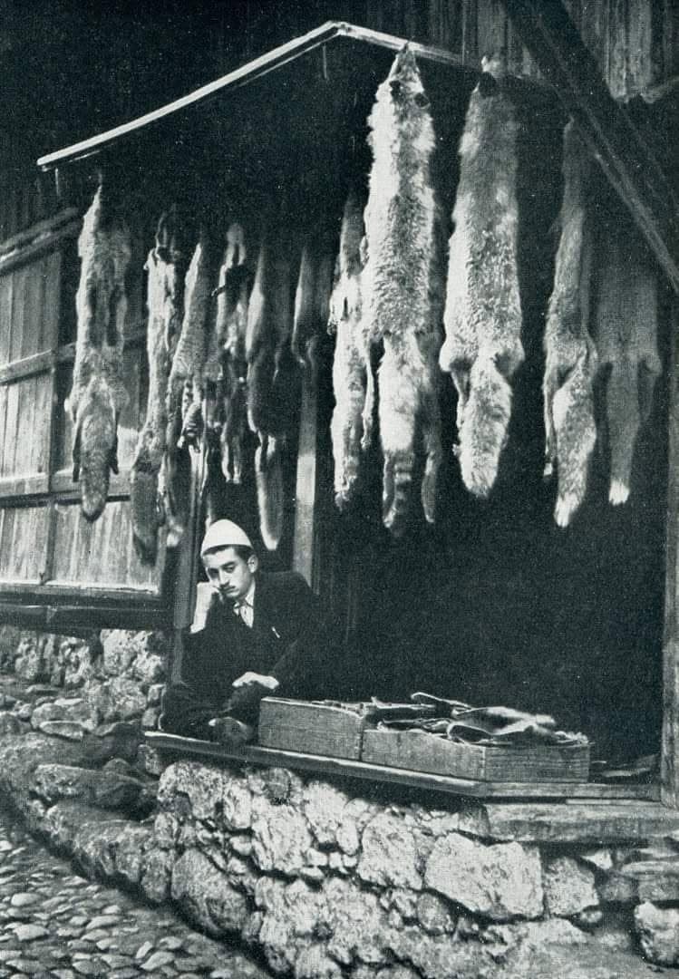 Pazari i Krujës — dyqan me lëkurë kafshësh dhe tregtari tradicionale, shekulli XX