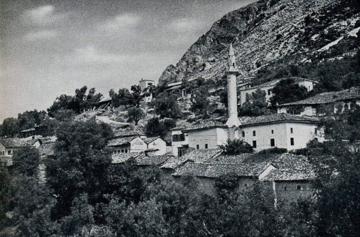 Krujë historike — xhamia dhe minareja me malin në sfond, pamje e vjetër