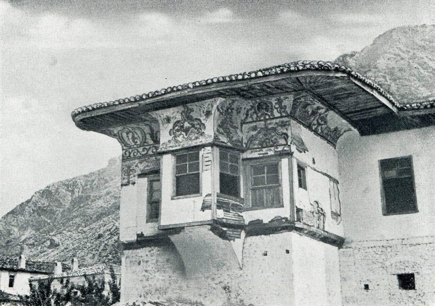 Konak tradicional shqiptar — ballkoni i gdhendur me motive dekorative, Krujë