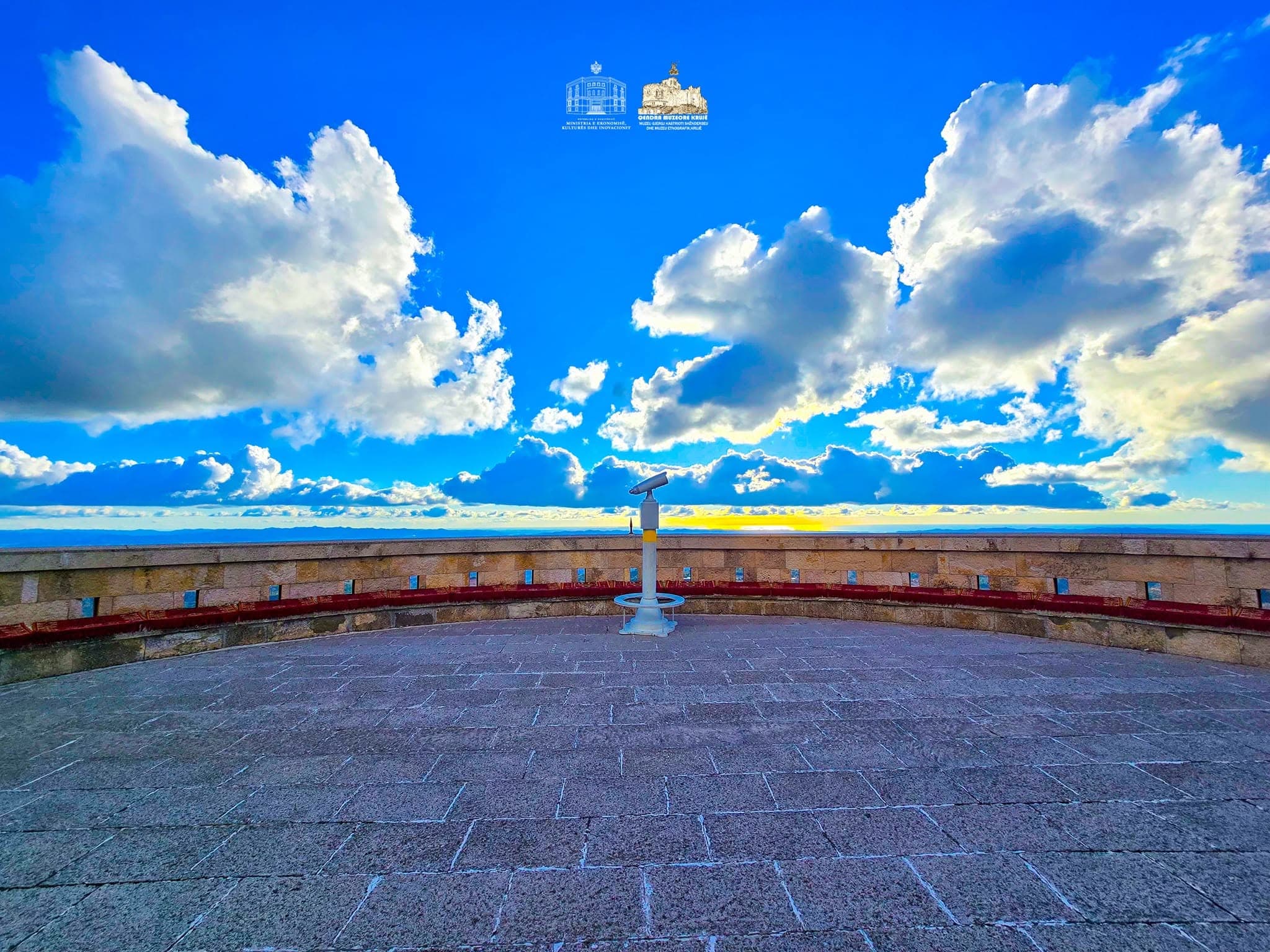 Taraca e Muzeut Skënderbeu — teleskopi panoramik nën qiellin blu të Krujës