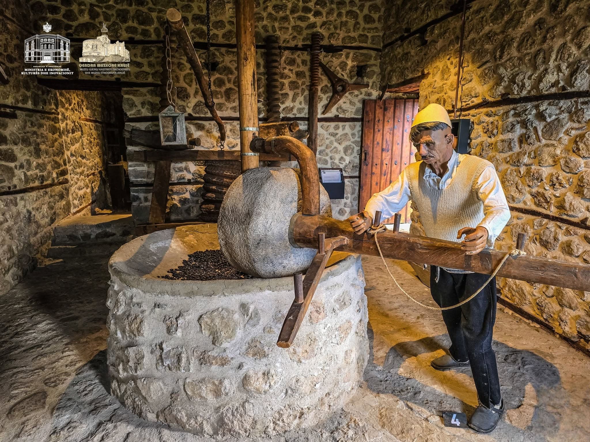 Mulliri i gurit — demonstrim me figurinë tradicionale, Muzeu Etnografik Krujë