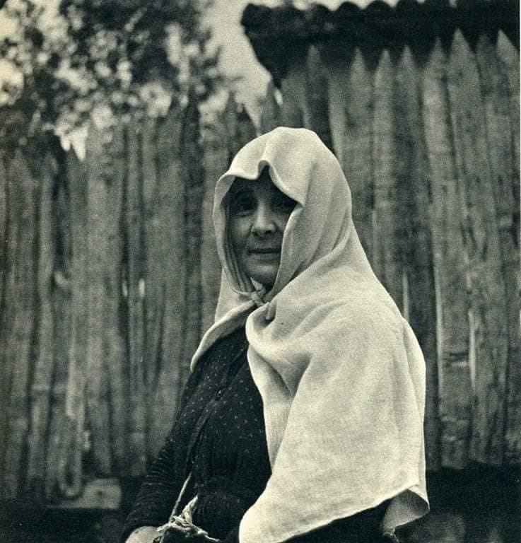 Portret gruaje — veshje tradicionale shqiptare me shamie të bardhë