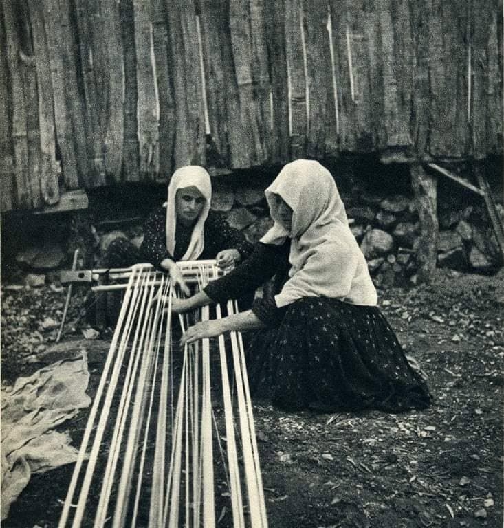 Gra duke endur në vegjë tradicionale — jetë rurale shqiptare, shekulli XX