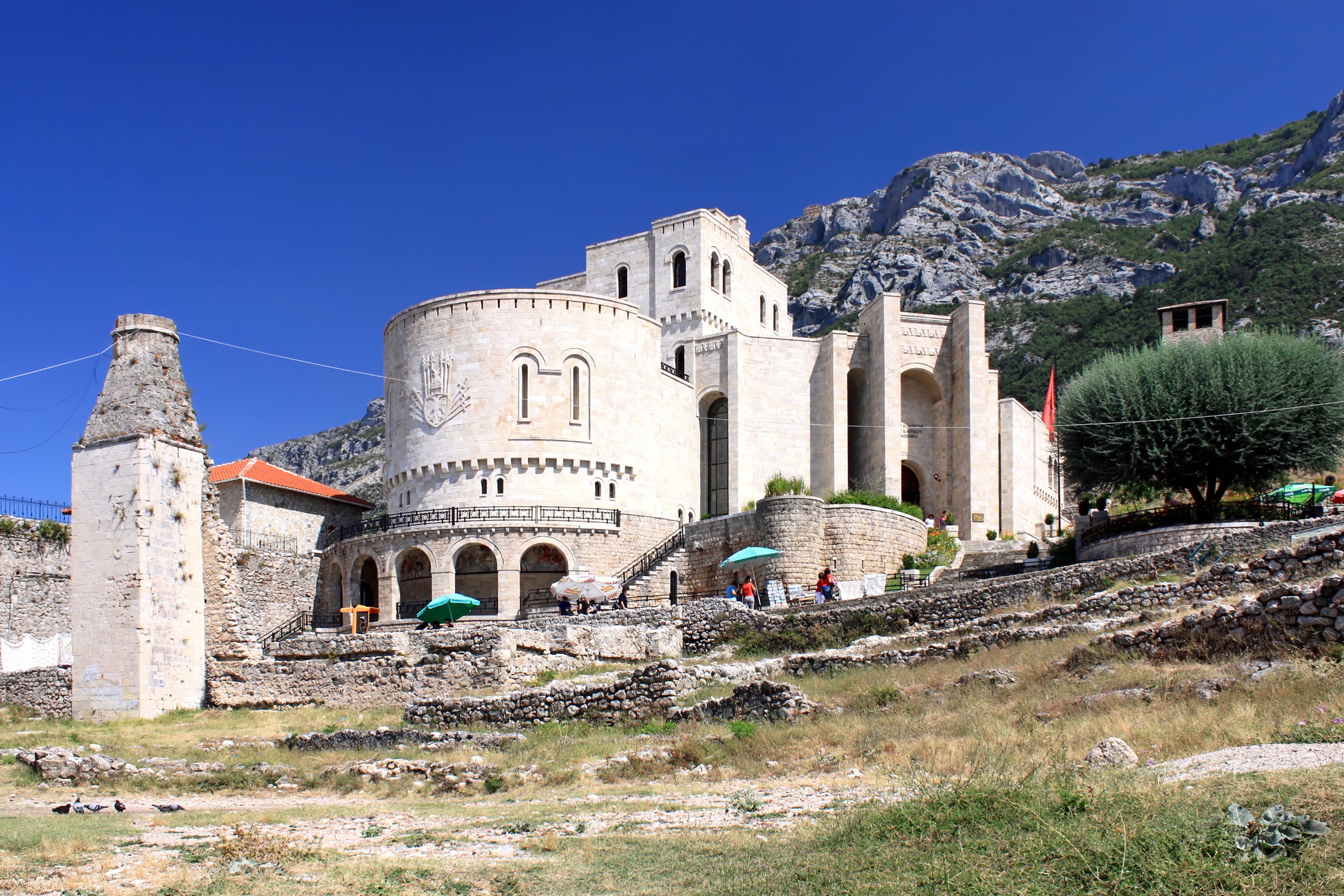 Muzeu Skënderbeu — ekspozitë historike