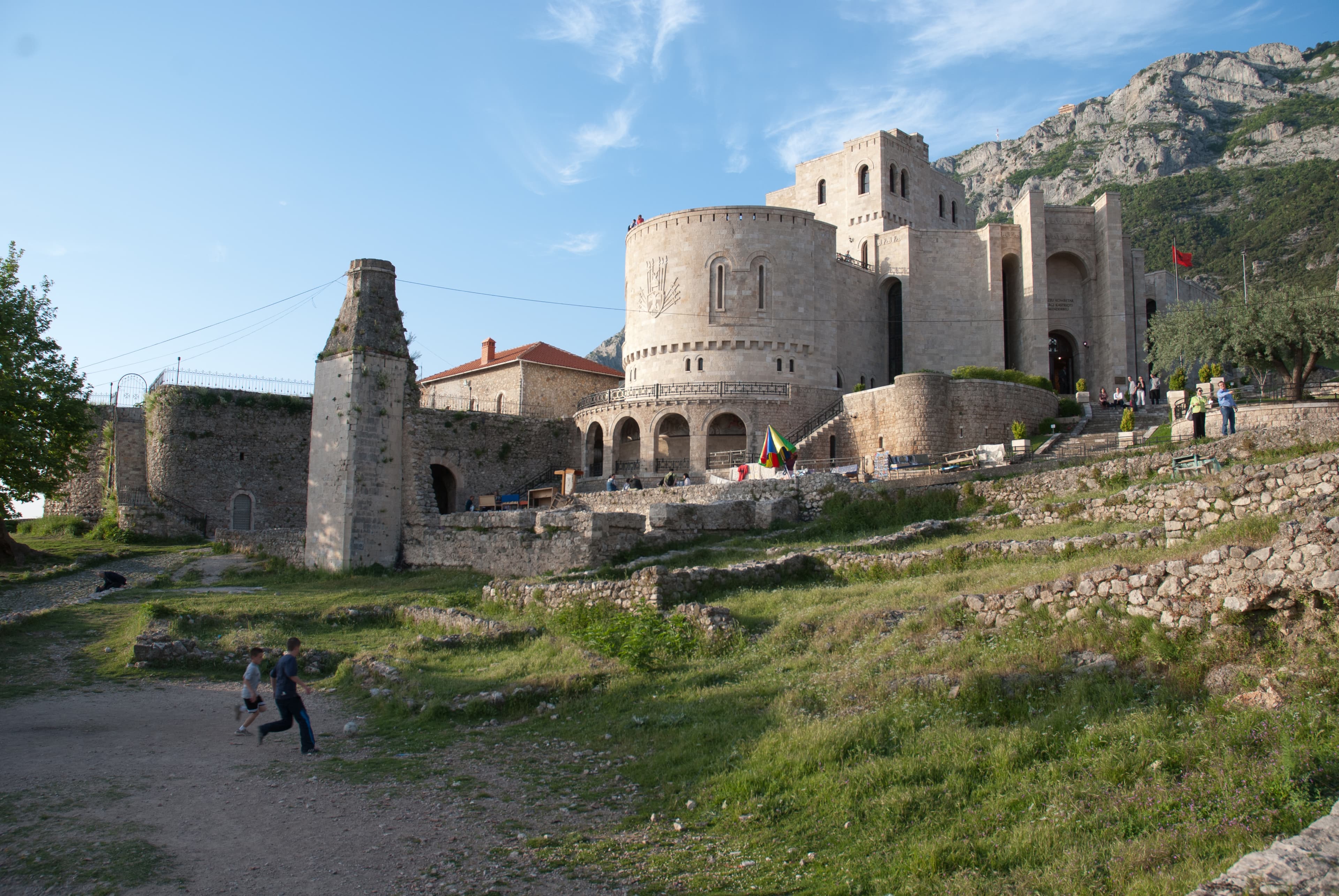 Muzeu Historik Skënderbeu — sheshi i jashtëm