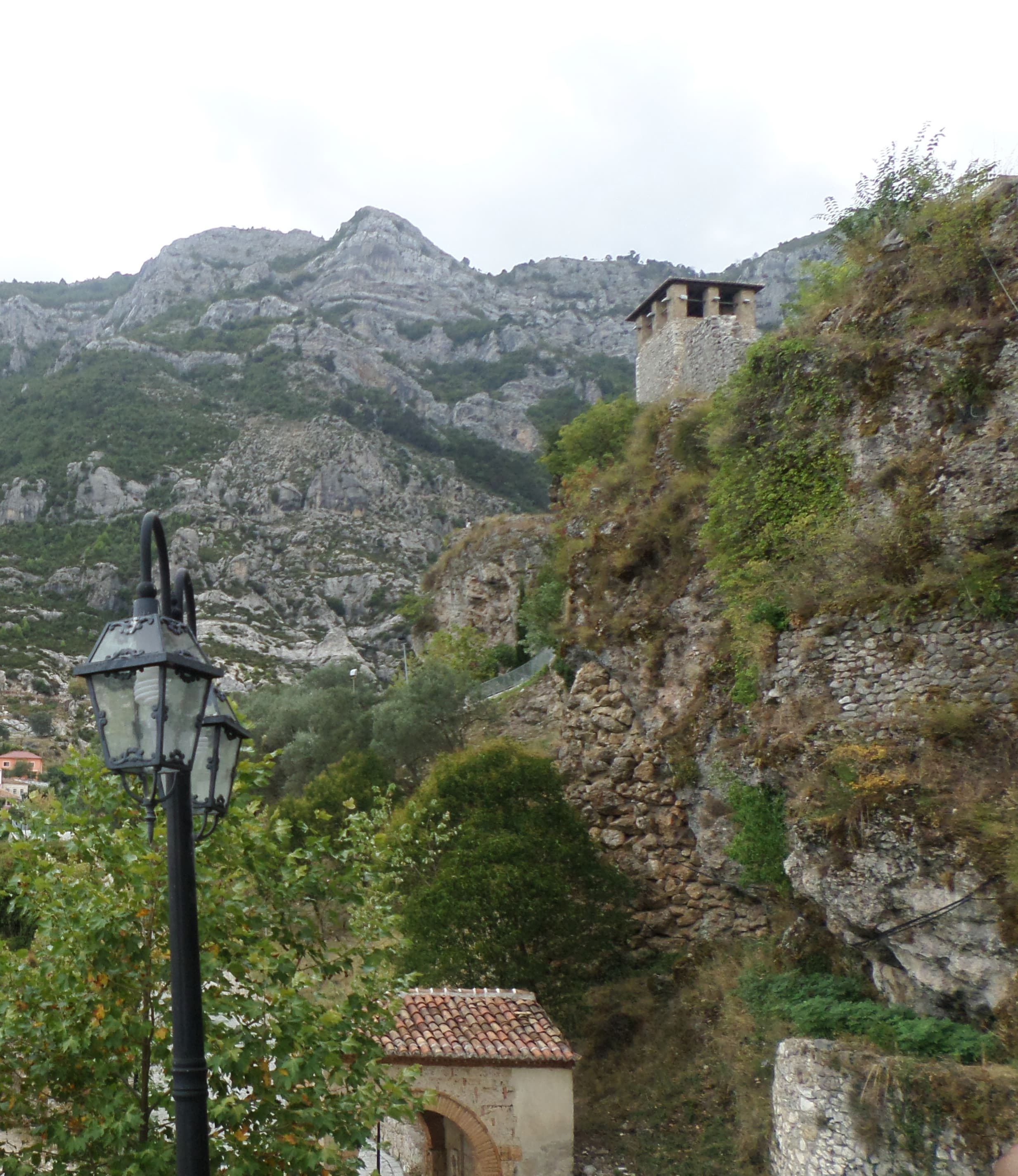 Panoramë e qytetit të Krujës — nga lartë