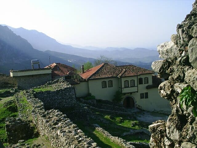 Rrugë gurore pranë kështjellës — Krujë